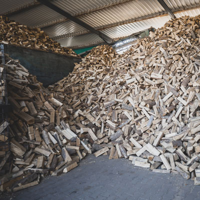 Nach der Trocknung wird das Holz in unserer Schüttguthalle bis zur Auslieferung an den Endkunden gelagert.